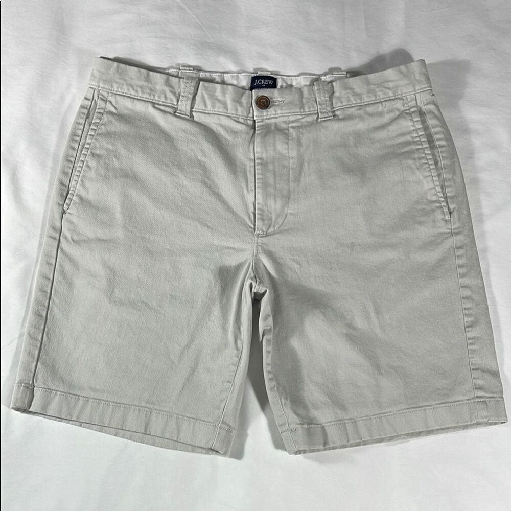 J. Crew mens stone khaki basic flat front 8.5" inseam chino shorts - size 33 - Picture 2 of 12